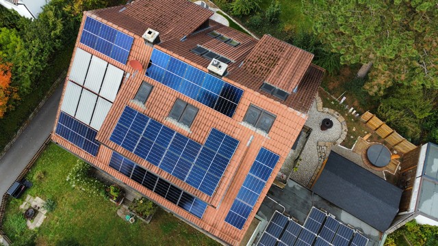 Bild von einem Haus von oben das eine Photovoltaikanlage zeigt